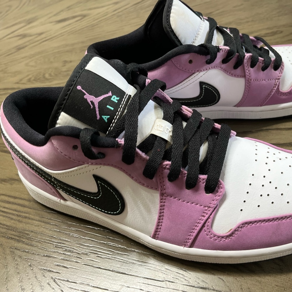 Men Nike Air Jordan 1 Low. Size 8.5